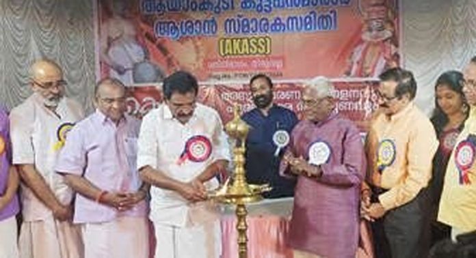 പ്രശസ്ത കഥകളി ചെണ്ട ആചാര്യൻ കുട്ടപ്പമാരാരുടെ സ്മാരക പുരസ്കാരങ്ങൾ സമ്മാനിച്ചു പ്രശസ്ത കഥകളി ചെണ്ട ആചാര്യൻ കുട്ടപ്പമാരാരുടെ സ്മാരക പുരസ്കാരങ്ങൾ സമ്മാനിച്ചു