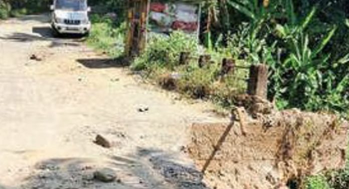അത്തിക്കയം കൊച്ചുപാലത്തിന്റെ പുനർനിർമാണം അനിശ്ചിതമായി നീളുന്നു അത്തിക്കയം കൊച്ചുപാലത്തിന്റെ പുനർനിർമാണം അനിശ്ചിതമായി നീളുന്നു
