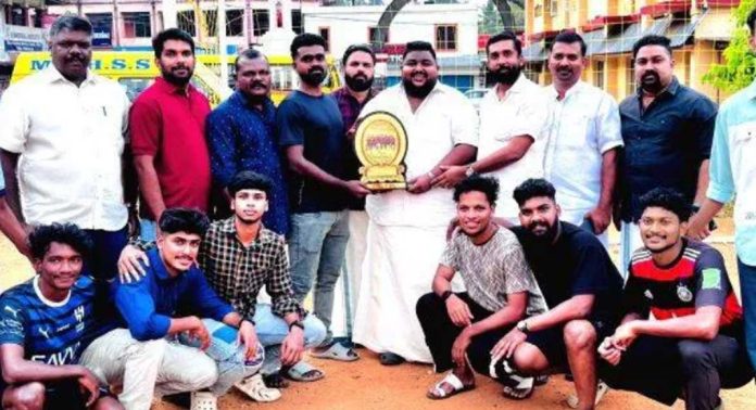 കേരളോത്സവം 2024 ഫുട്ബോൾ ജില്ല ചാമ്പ്യന്മാരായ അങ്ങാടി നെല്ലിക്കമൺ യംഗ്മെൻസ് ക്ലബ് അംഗങ്ങളെ ആദരിച്ചു കേരളോത്സവം 2024 ഫുട്ബോൾ ജില്ല ചാമ്പ്യന്മാരായ അങ്ങാടി നെല്ലിക്കമൺ യംഗ്മെൻസ് ക്ലബ് അംഗങ്ങളെ ആദരിച്ചു