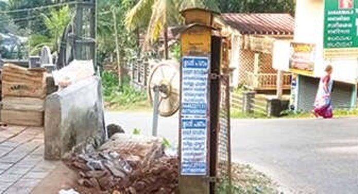 വെച്ചൂച്ചിറ റോഡരികിലെ ബി.എസ്.എൻ.എൽ. ബോക്സ് വാഹനയാത്രക്കാർക്ക് ബുദ്ധിമുട്ടുണ്ടാക്കുന്നു വെച്ചൂച്ചിറ റോഡരികിലെ ബി.എസ്.എൻ.എൽ. ബോക്സ് വാഹനയാത്രക്കാർക്ക് ബുദ്ധിമുട്ടുണ്ടാക്കുന്നു