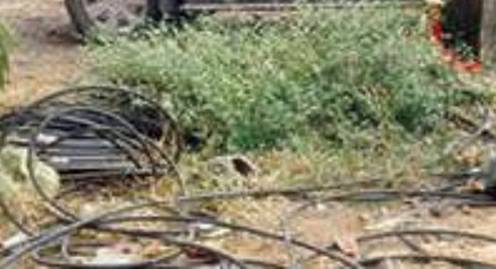 കോട്ടയം-കോഴഞ്ചേരി റോഡില് അപകടഭീതി ഉയര്ത്തി കേബിളുകൾ കോട്ടയം-കോഴഞ്ചേരി റോഡില് അപകടഭീതി ഉയര്ത്തി കേബിളുകൾ
