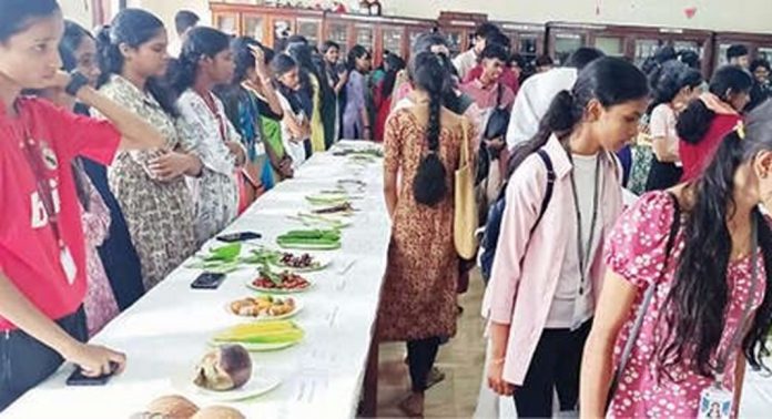 കാതോലിക്കേറ്റ് കോളേജില് ഫ്രൂട്ട് എക്സിബിഷൻ സംഘടിപ്പിച്ചു കാതോലിക്കേറ്റ് കോളേജില് ഫ്രൂട്ട് എക്സിബിഷൻ സംഘടിപ്പിച്ചു