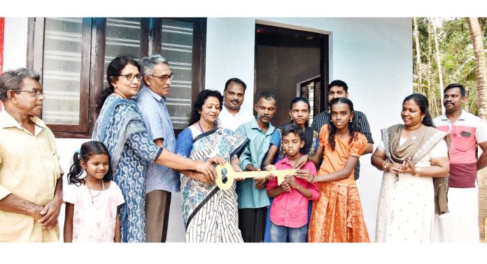 ഡോ. എം. എസ്. സുനിലിന്റെ 339 -മത് സ്നേഹഭവനം ലതാ സന്തോഷിനും കുടുംബത്തിനും ഡോ. എം. എസ്. സുനിലിന്റെ 339 -മത് സ്നേഹഭവനം ലതാ സന്തോഷിനും കുടുംബത്തിനും