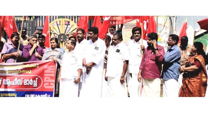 കോന്നി ഗ്രാമപഞ്ചായത്ത് ഓഫീസിലേക്ക് പ്രതിഷേധ മാർച്ചും ധർണ്ണയും നടത്തി സിപിഐഎം കോന്നി ഗ്രാമപഞ്ചായത്ത് ഓഫീസിലേക്ക് പ്രതിഷേധ മാർച്ചും ധർണ്ണയും നടത്തി സിപിഐഎം