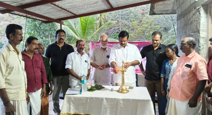 മണ്ണിടിച്ചിൽ ഭീഷണിയിൽ അപകടാവസ്ഥയിൽ ഉള്ള വീടുകളുടെ സംരക്ഷണഭിത്തിയുടെ നിർമ്മാണ ഉദ്ഘാടനം നടത്തി മണ്ണിടിച്ചിൽ ഭീഷണിയിൽ അപകടാവസ്ഥയിൽ ഉള്ള വീടുകളുടെ സംരക്ഷണഭിത്തിയുടെ നിർമ്മാണ ഉദ്ഘാടനം നടത്തി