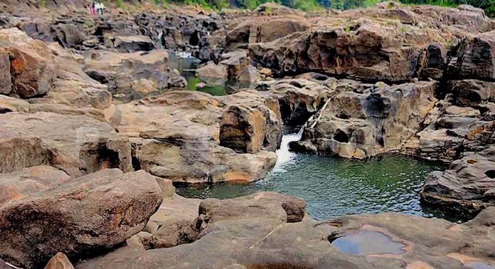 വേനലിന്റെ ആരംഭത്തില് തന്നെ നീരൊഴുക്ക് നിലച്ച് വറ്റി വരണ്ട് പെരുന്തേനരുവി വേനലിന്റെ ആരംഭത്തില് തന്നെ നീരൊഴുക്ക് നിലച്ച് വറ്റി വരണ്ട് പെരുന്തേനരുവി