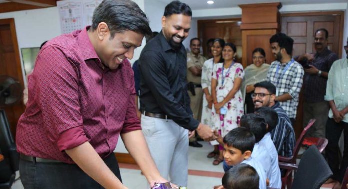 പുത്തന് അറിവുകളിലേക്ക് കുട്ടികളെ നയിച്ച് ജില്ലാ കളക്ടര് പുത്തന് അറിവുകളിലേക്ക് കുട്ടികളെ നയിച്ച് ജില്ലാ കളക്ടര്