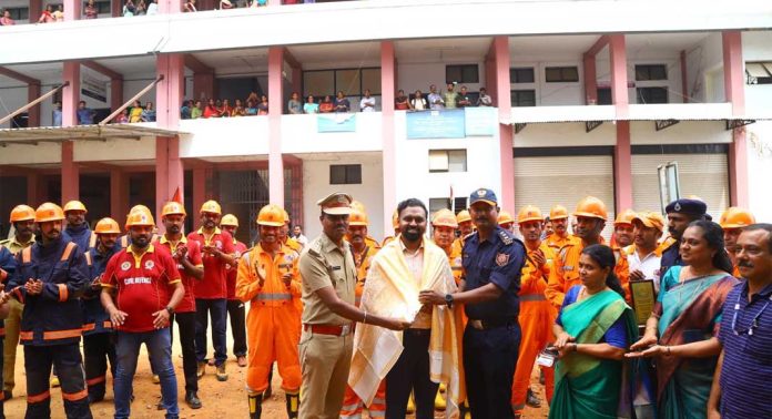 കെട്ടിടങ്ങള് തകരുന്ന സാഹചര്യങ്ങളിലെ രക്ഷാപ്രവര്ത്തനം സംബന്ധിച്ച മോക്ഡ്രില് കളക്ടറേറ്റില് സംഘടിപ്പിച്ചു കെട്ടിടങ്ങള് തകരുന്ന സാഹചര്യങ്ങളിലെ രക്ഷാപ്രവര്ത്തനം സംബന്ധിച്ച മോക്ഡ്രില് കളക്ടറേറ്റില് സംഘടിപ്പിച്ചു