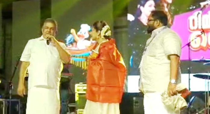 സരസ് വേദിയിൽ ഗായകനായി മന്ത്രി സജി ചെറിയാനും സരസ് വേദിയിൽ ഗായകനായി മന്ത്രി സജി ചെറിയാനും