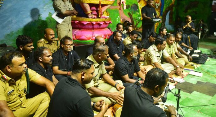 കാനന ക്ഷേത്രത്തിൽ ഭക്തിഗാനാർച്ചനയുമായി കാനന പാലകർ കാനന ക്ഷേത്രത്തിൽ ഭക്തിഗാനാർച്ചനയുമായി കാനന പാലകർ