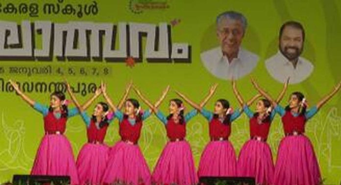 സംസ്ഥാന സ്കൂൾ കലോത്സവത്തിന്റെ ഉദ്ഘാടന വേദിയിൽ സദസിൻ്റെ നിറഞ്ഞ കൈയ്യടി നേടി വയനാട് വെള്ളാർമല സ്കൂളിലെ കുട്ടികൾ സംസ്ഥാന സ്കൂൾ കലോത്സവത്തിന്റെ ഉദ്ഘാടന വേദിയിൽ സദസിൻ്റെ നിറഞ്ഞ കൈയ്യടി നേടി വയനാട് വെള്ളാർമല സ്കൂളിലെ കുട്ടികൾ