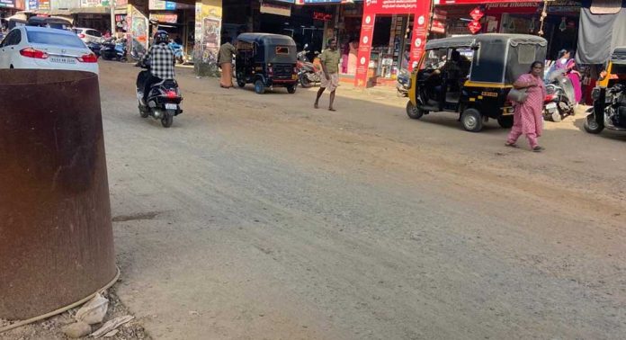 ജില്ലാ ആസ്ഥാനത്തെ റോഡുകളിലെ പൊടി ശല്യം കാരണം ജനങ്ങൾ പൊറുതി മുട്ടുകയാണെന്ന് അഡ്വ. എ സുരേഷ് കുമാർ ജില്ലാ ആസ്ഥാനത്തെ റോഡുകളിലെ പൊടി ശല്യം കാരണം ജനങ്ങൾ പൊറുതി മുട്ടുകയാണെന്ന് അഡ്വ. എ സുരേഷ് കുമാർ