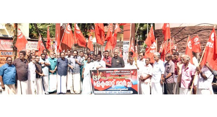 ആർ.എസ്.പി. ജില്ലാ കമ്മിറ്റിയുടെ നേതൃത്വത്തിൽ കളക്ട്രേറ്റിലേക്ക് മാർച്ചും ധർണയും നടത്തി ആർ.എസ്.പി. ജില്ലാ കമ്മിറ്റിയുടെ നേതൃത്വത്തിൽ കളക്ട്രേറ്റിലേക്ക് മാർച്ചും ധർണയും നടത്തി