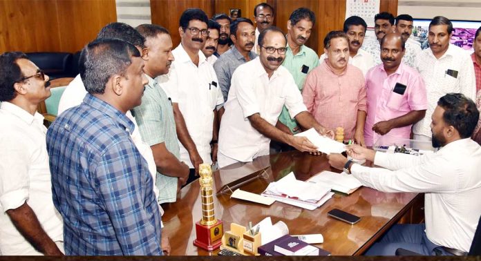 സെറ്റോ നേതൃത്വത്തിൽ പണിമുടക്ക് ; കളക്ടർ എസ് പ്രേം കൃഷ്ണന് നോട്ടീസ് നല്കി സെറ്റോ നേതൃത്വത്തിൽ പണിമുടക്ക് ; കളക്ടർ എസ് പ്രേം കൃഷ്ണന് നോട്ടീസ് നല്കി