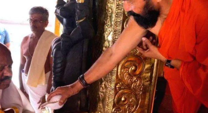 ചക്കുളത്തുകാവ് ശ്രീഭഗവതി ക്ഷേത്രം സന്ദര്ശിച്ച് പശ്ചിമ ബംഗാൾ ഗവർണർ സി.വി ആനന്ദബോസ് ചക്കുളത്തുകാവ് ശ്രീഭഗവതി ക്ഷേത്രം സന്ദര്ശിച്ച് പശ്ചിമ ബംഗാൾ ഗവർണർ സി.വി ആനന്ദബോസ്
