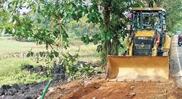 വെട്ടിക്കോട്ടുചാൽ പരിസരത്തു തള്ളിയിരുന്ന മാലിന്യം ചുനക്കര പഞ്ചായത്ത് നീക്കി വെട്ടിക്കോട്ടുചാൽ പരിസരത്തു തള്ളിയിരുന്ന മാലിന്യം ചുനക്കര പഞ്ചായത്ത് നീക്കി
