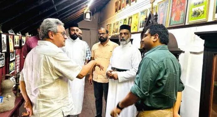ചരിത്ര പണ്ഡിതന് ഡോ. മുകുൾ കേശവന് പാലിയക്കര പള്ളി സന്ദർശിച്ചു ചരിത്ര പണ്ഡിതന് ഡോ. മുകുൾ കേശവന് പാലിയക്കര പള്ളി സന്ദർശിച്ചു