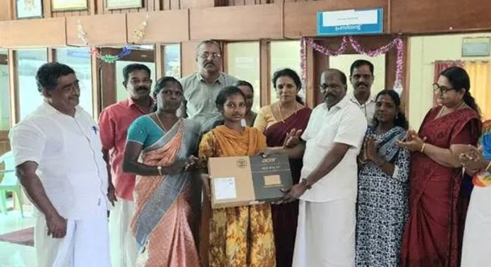 മുളക്കുഴ പഞ്ചായത്തിൽ പട്ടികജാതി വിദ്യാർത്ഥികൾക്ക് ലാപ്ടോപ്പ് വിതരണം ചെയ്തു മുളക്കുഴ പഞ്ചായത്തിൽ പട്ടികജാതി വിദ്യാർത്ഥികൾക്ക് ലാപ്ടോപ്പ് വിതരണം ചെയ്തു