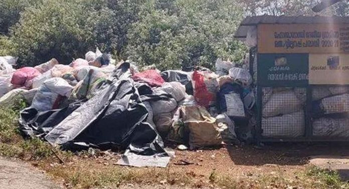 ഹരിത കർമ്മസേനയുടെ അനാസ്ഥ ; ചിറ്റാറില് മാലിന്യം കുമിഞ്ഞുകൂടുന്നതായി പരാതി ഹരിത കർമ്മസേനയുടെ അനാസ്ഥ ; ചിറ്റാറില് മാലിന്യം കുമിഞ്ഞുകൂടുന്നതായി പരാതി