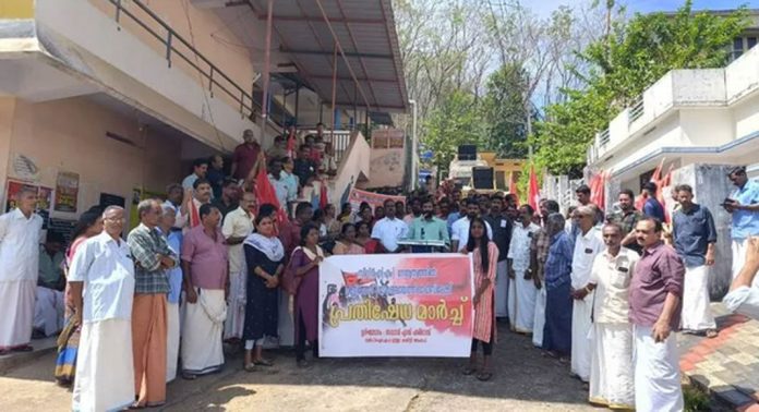 തണ്ണിത്തോട് പഞ്ചായത്ത് ഓഫീസിലേക്ക് സി.പി.എം മാര്ച്ച് നടത്തി തണ്ണിത്തോട് പഞ്ചായത്ത് ഓഫീസിലേക്ക് സി.പി.എം മാര്ച്ച് നടത്തി