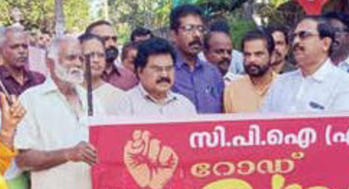 അടൂർ-കരുവാറ്റ-തട്ട -മാമൂട് റോഡിന്റെ ടാറിങ് നടത്തണമെന്നാവശ്യപെട്ട് സി.പി.എമ്മിന്റെ നേതൃത്വത്തിൽ റോഡ് ഉപരോധിച്ചു അടൂർ-കരുവാറ്റ-തട്ട -മാമൂട് റോഡിന്റെ ടാറിങ് നടത്തണമെന്നാവശ്യപെട്ട് സി.പി.എമ്മിന്റെ നേതൃത്വത്തിൽ റോഡ് ഉപരോധിച്ചു