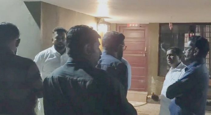 സിപിഎം ഏരിയാ കമ്മിറ്റിയംഗത്തെ പോലീസ് ഡ്രൈവര് മര്ദ്ദിച്ചതായി പരാതി ; സംഭവം കോന്നി പോലീസ് സ്റ്റേഷനില് സിപിഎം ഏരിയാ കമ്മിറ്റിയംഗത്തെ പോലീസ് ഡ്രൈവര് മര്ദ്ദിച്ചതായി പരാതി ; സംഭവം കോന്നി പോലീസ് സ്റ്റേഷനില്