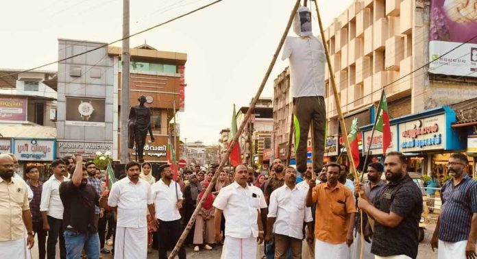 ഗാന്ധി രക്തസാക്ഷി ദിനം : പത്തനംതിട്ടയില് എസ്ഡിപിഐ ഗോഡ്സെയെ തൂക്കിലേറ്റി ഗാന്ധി രക്തസാക്ഷി ദിനം : പത്തനംതിട്ടയില് എസ്ഡിപിഐ ഗോഡ്സെയെ തൂക്കിലേറ്റി
