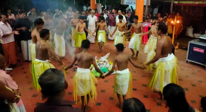 കോട്ടാങ്ങല് മഹാ ഭദ്രകാളി ക്ഷേത്രത്തിലെ 28 പടയണിക്കു വ്യാഴാഴ്ച ചൂട്ടു വെക്കും കോട്ടാങ്ങല് മഹാ ഭദ്രകാളി ക്ഷേത്രത്തിലെ 28 പടയണിക്കു വ്യാഴാഴ്ച ചൂട്ടു വെക്കും