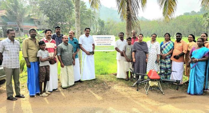 മുതുപേഴുംകൽ ഏലായിൽ വളമിടാൻ ഡ്രോൺ പറന്നെത്തി മുതുപേഴുംകൽ ഏലായിൽ വളമിടാൻ ഡ്രോൺ പറന്നെത്തി