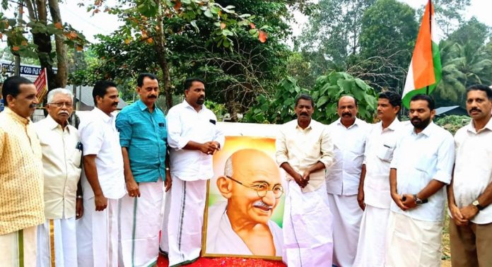 മഹാത്മ ഗാന്ധിയുടെ പാദസ്പർശത്താൽ അനുഗ്രഹീതമായ ഇലന്തൂരില് ഗാന്ധി സ്മൃതി സംഗമം നടത്തി മഹാത്മ ഗാന്ധിയുടെ പാദസ്പർശത്താൽ അനുഗ്രഹീതമായ ഇലന്തൂരില് ഗാന്ധി സ്മൃതി സംഗമം നടത്തി