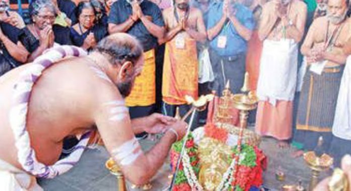 എരുമേലി പേട്ടതുള്ളി ശബരീശദർശനം നടത്താനായി അയ്യപ്പന്റെ മാതൃസ്ഥാനീയരായ അമ്പലപ്പുഴ ദേശക്കാർ യാത്ര തുടങ്ങി എരുമേലി പേട്ടതുള്ളി ശബരീശദർശനം നടത്താനായി അയ്യപ്പന്റെ മാതൃസ്ഥാനീയരായ അമ്പലപ്പുഴ ദേശക്കാർ യാത്ര തുടങ്ങി