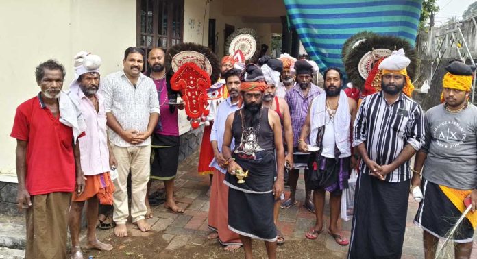 ശബരിമല ക്ഷേത്രോൽപത്തിയോളം പഴക്കമുള്ള ആചാരപ്പെരുമ പേറി കല്ലട കാവടി സംഘം മക്കപ്പുഴയിലെത്തി ശബരിമല ക്ഷേത്രോൽപത്തിയോളം പഴക്കമുള്ള ആചാരപ്പെരുമ പേറി കല്ലട കാവടി സംഘം മക്കപ്പുഴയിലെത്തി
