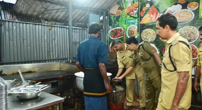 അഗ്നിരക്ഷാ സേന ഹോട്ടലുകളിൽ സുരക്ഷാ പരിശോധന നടത്തി അഗ്നിരക്ഷാ സേന ഹോട്ടലുകളിൽ സുരക്ഷാ പരിശോധന നടത്തി