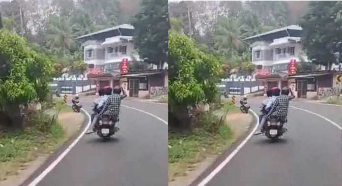 പത്തനംതിട്ടയിൽ ഒരു സ്കൂട്ടറിൽ നാലു പേരുടെ സഞ്ചാരം ; ആർടിഓ അധികൃതർ കേസെടുത്തു പത്തനംതിട്ടയിൽ ഒരു സ്കൂട്ടറിൽ നാലു പേരുടെ സഞ്ചാരം ; ആർടിഓ അധികൃതർ കേസെടുത്തു