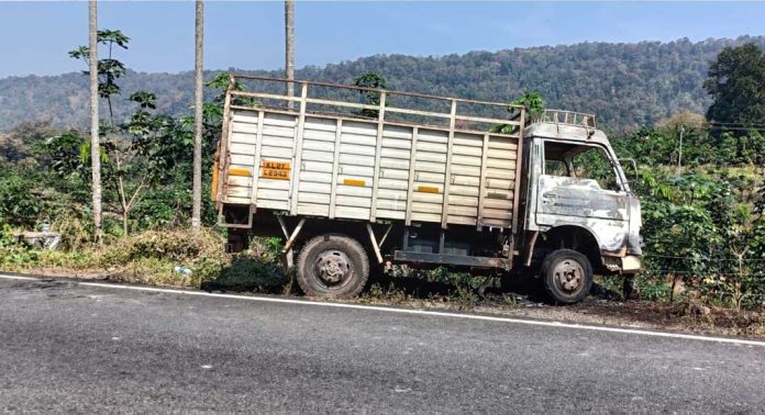 ഹരിത കര്മ്മ സേന ശേഖരിക്കുന്ന മാലിന്യങ്ങള് നീക്കാനെത്തിയ വാഹനം കത്തി നശിച്ചു ഹരിത കര്മ്മ സേന ശേഖരിക്കുന്ന മാലിന്യങ്ങള് നീക്കാനെത്തിയ വാഹനം കത്തി നശിച്ചു