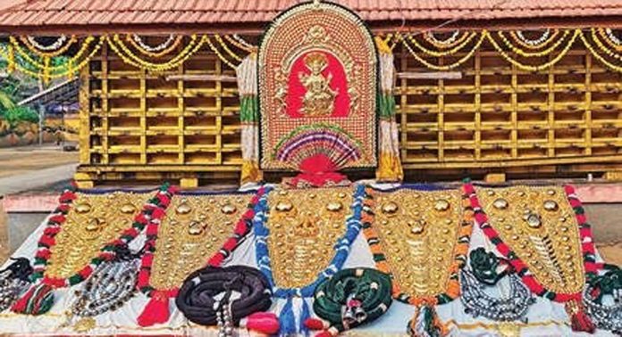 നങ്ങ്യാർകുളങ്ങര ശ്രീകൃഷ്ണസ്വാമീക്ഷേത്രത്തിൽ ആറാം ഉത്സവത്തിന് ആനച്ചമയപ്രദർശനം നടന്നു നങ്ങ്യാർകുളങ്ങര ശ്രീകൃഷ്ണസ്വാമീക്ഷേത്രത്തിൽ ആറാം ഉത്സവത്തിന് ആനച്ചമയപ്രദർശനം നടന്നു
