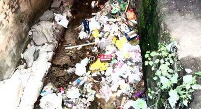 ഇട്ടിയപ്പാറ ടൗണിലെ തോട്ടിൽ മാലിന്യം തള്ളുന്നതായി പരാതി ഇട്ടിയപ്പാറ ടൗണിലെ തോട്ടിൽ മാലിന്യം തള്ളുന്നതായി പരാതി