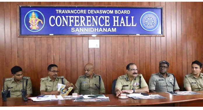 മകരവിളക്ക്: സംസ്ഥാന പോലീസ് മേധാവി സന്നിധാനത്ത് ഒരുക്കങ്ങൾ വിലയിരുത്തി മകരവിളക്ക്: സംസ്ഥാന പോലീസ് മേധാവി സന്നിധാനത്ത് ഒരുക്കങ്ങൾ വിലയിരുത്തി