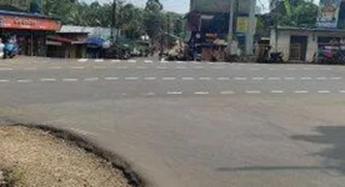 കലഞ്ഞൂർ ജംഗ്ഷനിൽ വെയിറ്റിംഗ് ഷെഡ് വേണമെന്ന ആവശ്യം ശക്തമാകുന്നു കലഞ്ഞൂർ ജംഗ്ഷനിൽ വെയിറ്റിംഗ് ഷെഡ് വേണമെന്ന ആവശ്യം ശക്തമാകുന്നു