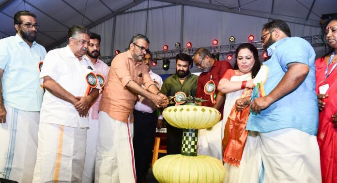 കുടുംബശ്രീ ദേശീയ സരസ് മേളയ്ക്ക് ചെങ്ങന്നൂര് നഗരസഭാ സ്റ്റേഡിയത്തില് നിറപ്പകിട്ടാര്ന്ന കൊടിയേറ്റം കുടുംബശ്രീ ദേശീയ സരസ് മേളയ്ക്ക് ചെങ്ങന്നൂര് നഗരസഭാ സ്റ്റേഡിയത്തില് നിറപ്പകിട്ടാര്ന്ന കൊടിയേറ്റം