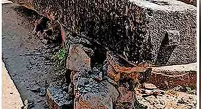 പന്തളം കൊട്ടാരത്തിലെ മേടക്കല്ല് അയ്യപ്പ ഭക്തരുടെ വാഹനമിടിച്ച് ഇളകി ; ഭാരവാഹികൾ ഇടപെട്ട് പുനഃസ്ഥാപിച്ചു പന്തളം കൊട്ടാരത്തിലെ മേടക്കല്ല് അയ്യപ്പ ഭക്തരുടെ വാഹനമിടിച്ച് ഇളകി ; ഭാരവാഹികൾ ഇടപെട്ട് പുനഃസ്ഥാപിച്ചു