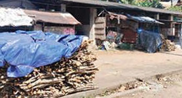 പ്രഖ്യാപനം കടലാസില് ഒതുങ്ങി ; കലഞ്ഞൂരിലെ ആധുനിക മാർക്കറ്റിനായി കാത്തിരുന്ന് ജനങ്ങള് പ്രഖ്യാപനം കടലാസില് ഒതുങ്ങി ; കലഞ്ഞൂരിലെ ആധുനിക മാർക്കറ്റിനായി കാത്തിരുന്ന് ജനങ്ങള്