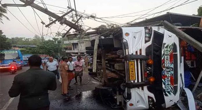 കടമ്പനാട് കല്ലുകുഴിയില് വിനോദയാത്രയ്ക്ക് പോയ ടൂറിസ്റ്റ് ബസ് മറിഞ്ഞ സംഭവം ; ഡ്രൈവറുടെ ലൈസന്സ് സസ്പെന്ഡ് ചെയ്തു കടമ്പനാട് കല്ലുകുഴിയില് വിനോദയാത്രയ്ക്ക് പോയ ടൂറിസ്റ്റ് ബസ് മറിഞ്ഞ സംഭവം ; ഡ്രൈവറുടെ ലൈസന്സ് സസ്പെന്ഡ് ചെയ്തു