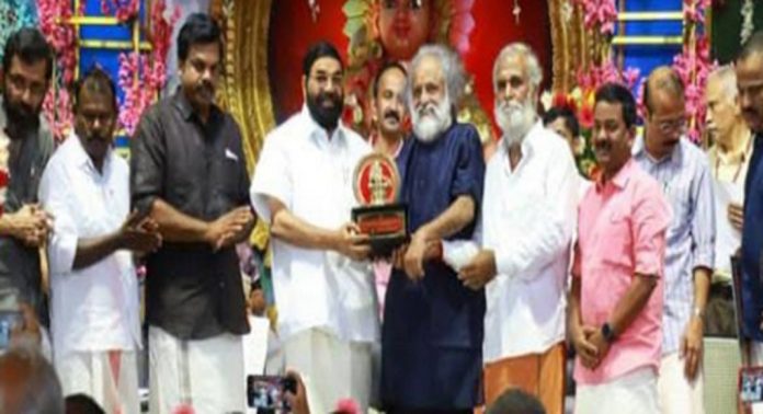 ഹരിവരാസനം പുരസ്കാരം കൈതപ്രം ദാമോദരൻ നമ്പൂതിരിക്ക് സമ്മാനിച്ചു ഹരിവരാസനം പുരസ്കാരം കൈതപ്രം ദാമോദരൻ നമ്പൂതിരിക്ക് സമ്മാനിച്ചു