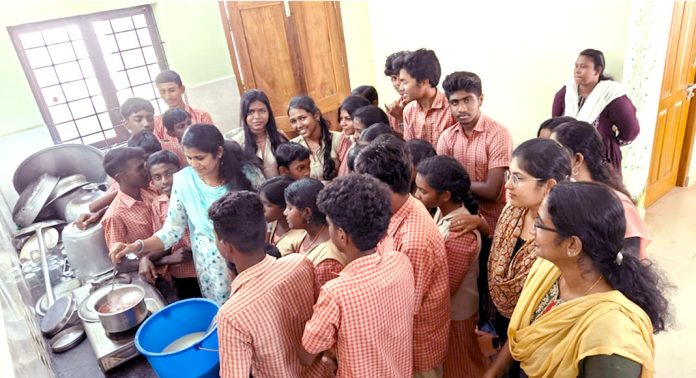 അജിനി ടീച്ചര് നോക്കി നില്ക്കെ ഇടമുറി സ്കൂളിന്റെ അടുക്കള കയ്യേറി കുട്ടികൾ അജിനി ടീച്ചര് നോക്കി നില്ക്കെ ഇടമുറി സ്കൂളിന്റെ അടുക്കള കയ്യേറി കുട്ടികൾ