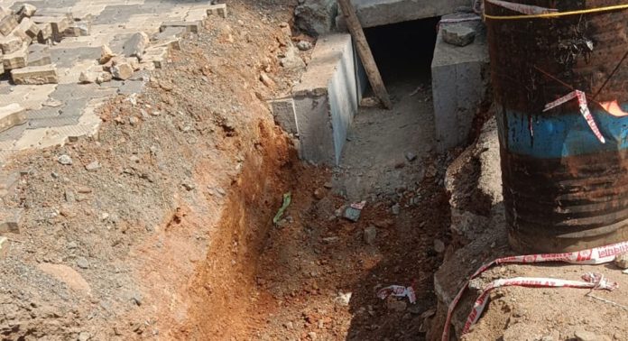 തണ്ണിത്തോട്ടിലെ പെട്രോൾ പമ്പ് പൂട്ടിക്കുവാൻ സി പി എം പ്രാദേശിക നേതാക്കൾ ശ്രമം നടത്തുന്നതായി പെട്രോൾ പമ്പ് ഉടമയുടെ പരാതി തണ്ണിത്തോട്ടിലെ പെട്രോൾ പമ്പ് പൂട്ടിക്കുവാൻ സി പി എം പ്രാദേശിക നേതാക്കൾ ശ്രമം നടത്തുന്നതായി പെട്രോൾ പമ്പ് ഉടമയുടെ പരാതി