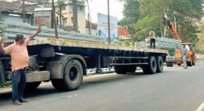 കോട്ടയം- കോഴഞ്ചേരി സംസ്ഥാന പാതയുടെ വശത്ത് കെ.എസ്.ഇ.ബി തൂണുകൾ ഇറക്കി വെച്ച് അപകടക്കെണി ഒരുക്കുന്നു കോട്ടയം- കോഴഞ്ചേരി സംസ്ഥാന പാതയുടെ വശത്ത് കെ.എസ്.ഇ.ബി തൂണുകൾ ഇറക്കി വെച്ച് അപകടക്കെണി ഒരുക്കുന്നു