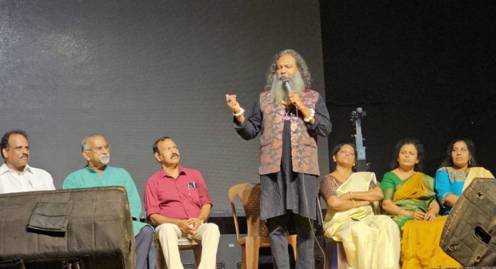 കോഴഞ്ചേരി പുഷ്പമേളയ്ക്ക് നിറപ്പകിട്ടേകി ജിതേഷ്ജിയുടെ ‘റാപ് ടൂൺ’ ത്രില്ലർ കോഴഞ്ചേരി പുഷ്പമേളയ്ക്ക് നിറപ്പകിട്ടേകി ജിതേഷ്ജിയുടെ ‘റാപ് ടൂൺ’ ത്രില്ലർ
