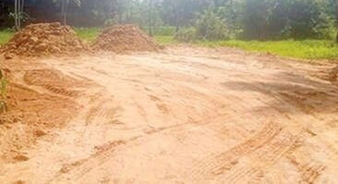 മണ്ണേറ്റുപാടം നികത്തുന്നത് തടഞ്ഞ് രാഷ്ട്രീയ പ്രവര്ത്തകര് മണ്ണേറ്റുപാടം നികത്തുന്നത് തടഞ്ഞ് രാഷ്ട്രീയ പ്രവര്ത്തകര്