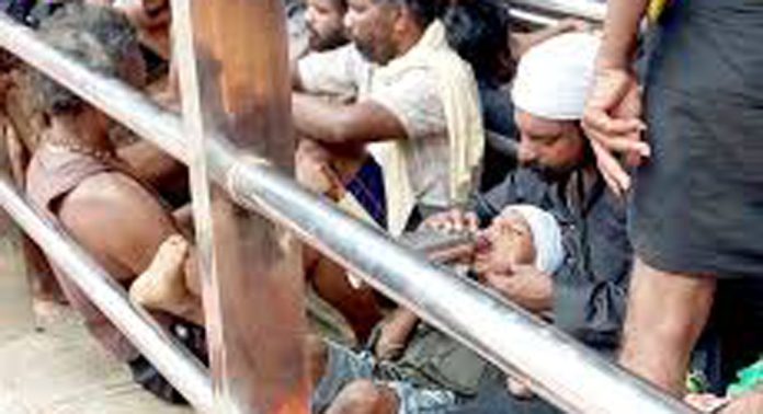 അയ്യപ്പഭക്തര്ക്ക് ഔഷധകുടിവെള്ളം വിതരണം ചെയ്യുന്നത് അട്ടപ്പാടിയില് നിന്നുള്ള ഗിരിവര്ഗ തൊഴിലാളികള് അയ്യപ്പഭക്തര്ക്ക് ഔഷധകുടിവെള്ളം വിതരണം ചെയ്യുന്നത് അട്ടപ്പാടിയില് നിന്നുള്ള ഗിരിവര്ഗ തൊഴിലാളികള്